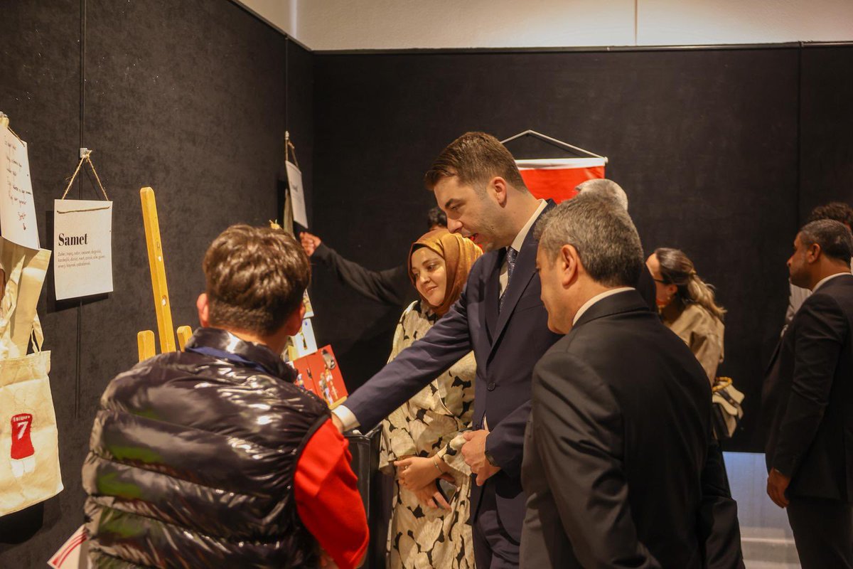 enes_efendioglu's tweet photo. ÜNİDES kapsamında desteklediğimiz içimize dokunan, unutulmaz bir proje.

Devlet Koruması altındaki gençlerimizin hayallerini çizdikleri eserlerle açılan sergide mutlulukla tüm eserleri inceledik, kardeşlerimizin hayallerini kendilerinden dinledik.

Hayallerinizi gerçekleştirebilecek imkan ve motivasyona sahipsiniz gençler, devletiniz, Bakanlıklarınız da daima yanınızda. 🇹🇷

Emek veren tüm paydaşlara teşekkürler.