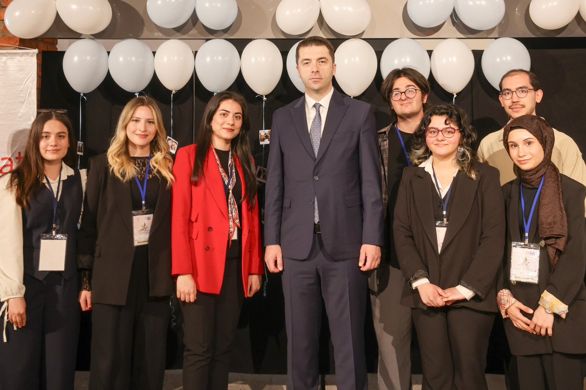 enes_efendioglu's tweet photo. ÜNİDES kapsamında desteklediğimiz içimize dokunan, unutulmaz bir proje.

Devlet Koruması altındaki gençlerimizin hayallerini çizdikleri eserlerle açılan sergide mutlulukla tüm eserleri inceledik, kardeşlerimizin hayallerini kendilerinden dinledik.

Hayallerinizi gerçekleştirebilecek imkan ve motivasyona sahipsiniz gençler, devletiniz, Bakanlıklarınız da daima yanınızda. 🇹🇷

Emek veren tüm paydaşlara teşekkürler.