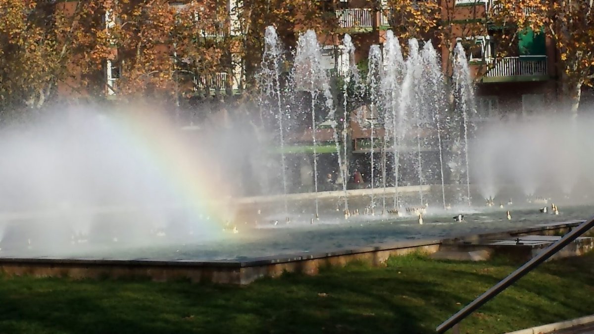 L'any 1995 es va inaugurar a la plaça Can Fabra del barri de Sant Andreu una font ornamental i musical amb recirculació d'aigua i depuradora. 
Ha estat inactiva des la sequera. Ara l'ajuntament, que no respecte el nostre patrimoni històric, la treurà i substituirà per formigó.
