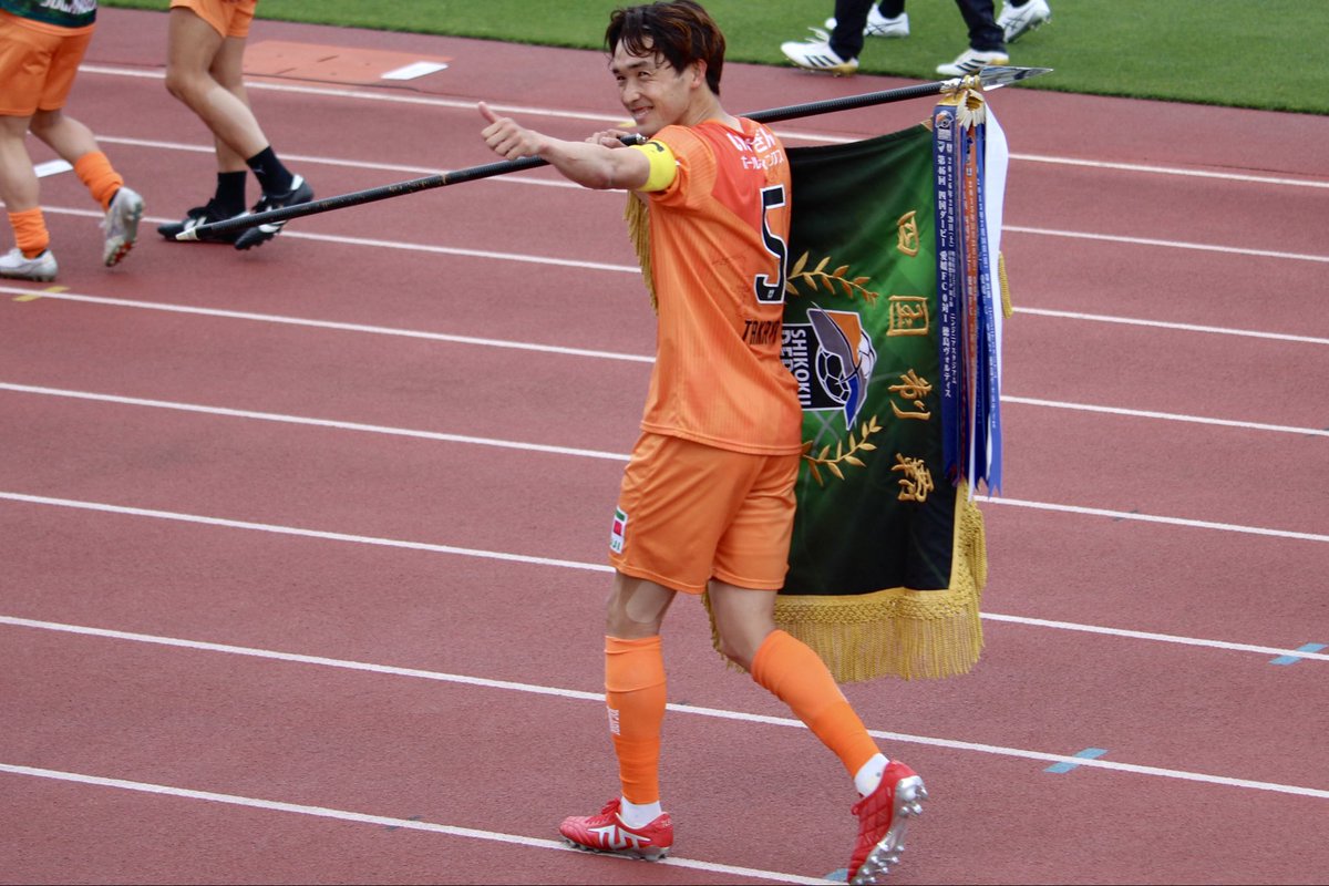 ehime_toco's tweet photo. ダービーフラッグ奪還⟡.·
\( ॑꒳ ॑ \三/ ॑꒳ ॑)/

このチームで
達成できたことが
誇らしい！

みんな嬉しそうで
こっちまで嬉しい⸜( ´͈ ᵌˋ͈)⸝～♪
笑顔の写真が
増えてくなぁ

いい1日が終わる⟡.·
 #愛媛FC を応援してて
よかったなぁ

愛媛FCを応援している
みなさん
おめでとうございます⟡.· https://t.co/ehZcQzGmOj