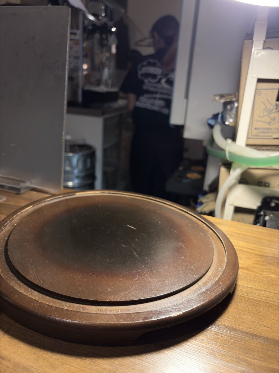 nunchack's tweet photo. 俺ね、ドリンカーの仕事見るのが好きなんですよ。ドリンカーって一番仕事できる奴がやるんですよ。司令塔なんですよ。だからドリンカーの仕事って鮮やかで見てるだけで酒が進むんですよ。あのねーちゃんの仕事は素晴らしい。ご馳走様です。 https://t.co/VOomp8OrXb