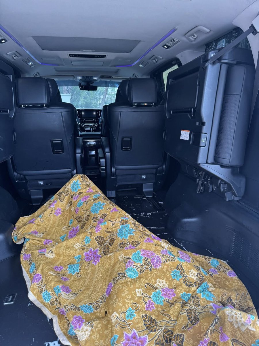 wakelaing's tweet photo. Duhhh kenapa ditutup pake kain batik, jadi serem😭😭 

📸 kambinggoleksungaibesar https://t.co/Rq2ceu9Y1Y