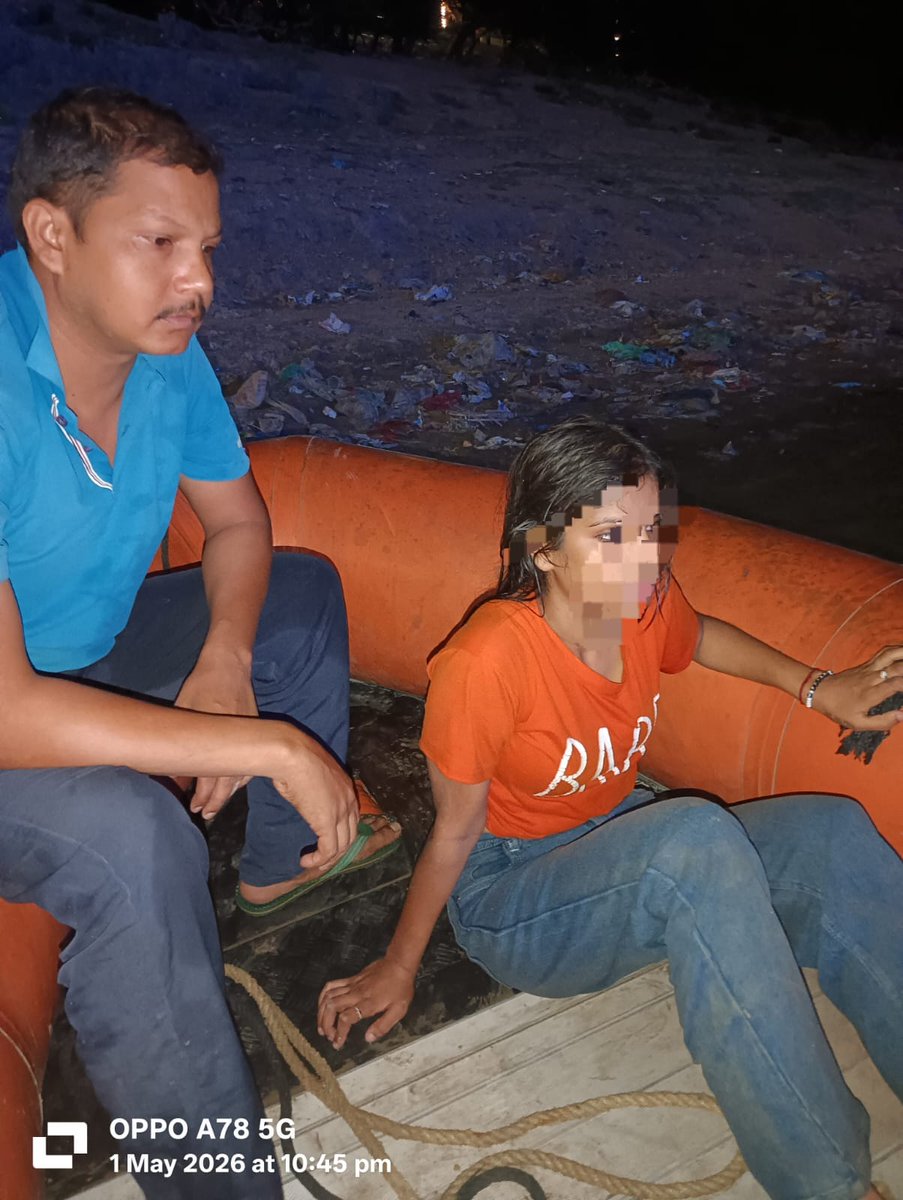 co34pacup's tweet photo. सराहनीय कार्य 34वी वाहिनी पीएसी दिनांक 01/05/2026 को ड्यूटी नया यमुना पुल के नीचे लगाई गई थी नैनी पुल के ऊपर से आत्महत्या करने के प्रयास से एक युवती ने छलांग लगा दिया वहां ड्यूटी पर तैनात पीएसी जवानों द्वारा तत्परता के साथ कार्यवाही करते हुए युवती को सुरक्षित रेस्क्यू कर लिया गया https://t.co/xaaU43AbHY
