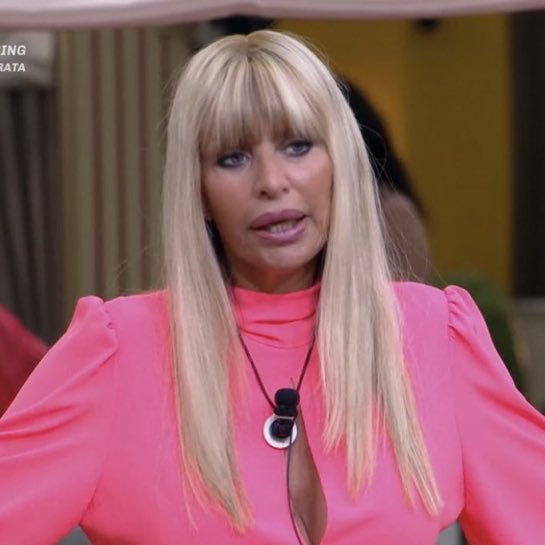 AnnaPaly's tweet photo. Lei....vera come i capelli che ha in testa.....
#GFvip https://t.co/jNF0HVUN3u