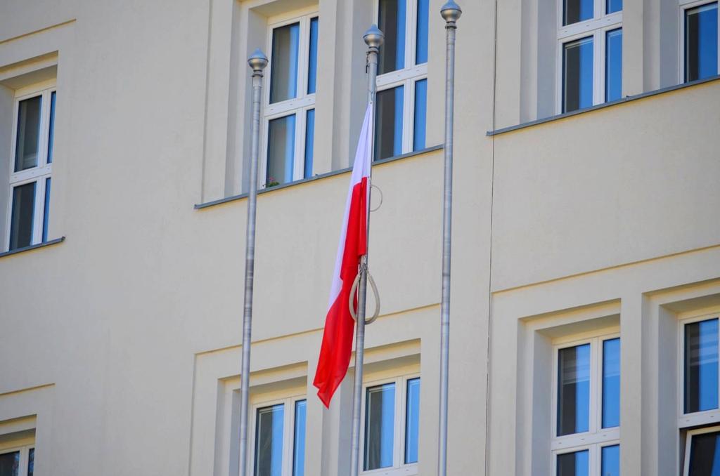 ASOlsztyn's tweet photo. 🇵🇱 Dzisiaj, w dniu Święta Flagi Państwowej Rzeczypospolitej Polskiej, dyrektor Aresztu Śledczy w Olsztynie wziął udział w uroczystościach podniesienia flagi państwowej, które miało miejsce przed gmachem  Warmińsko-Mazurskiego Urządu Wojewódzkiego w Olsztynie. https://t.co/NDVUviz3Hm