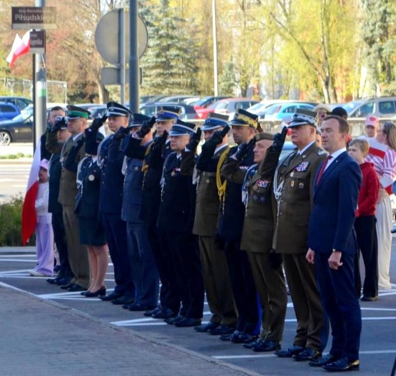 ASOlsztyn's tweet photo. 🇵🇱 Dzisiaj, w dniu Święta Flagi Państwowej Rzeczypospolitej Polskiej, dyrektor Aresztu Śledczy w Olsztynie wziął udział w uroczystościach podniesienia flagi państwowej, które miało miejsce przed gmachem  Warmińsko-Mazurskiego Urządu Wojewódzkiego w Olsztynie. https://t.co/NDVUviz3Hm