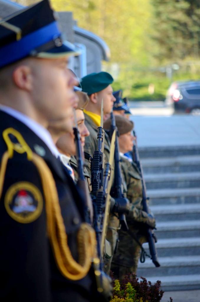 ASOlsztyn's tweet photo. 🇵🇱 Dzisiaj, w dniu Święta Flagi Państwowej Rzeczypospolitej Polskiej, dyrektor Aresztu Śledczy w Olsztynie wziął udział w uroczystościach podniesienia flagi państwowej, które miało miejsce przed gmachem  Warmińsko-Mazurskiego Urządu Wojewódzkiego w Olsztynie. https://t.co/NDVUviz3Hm