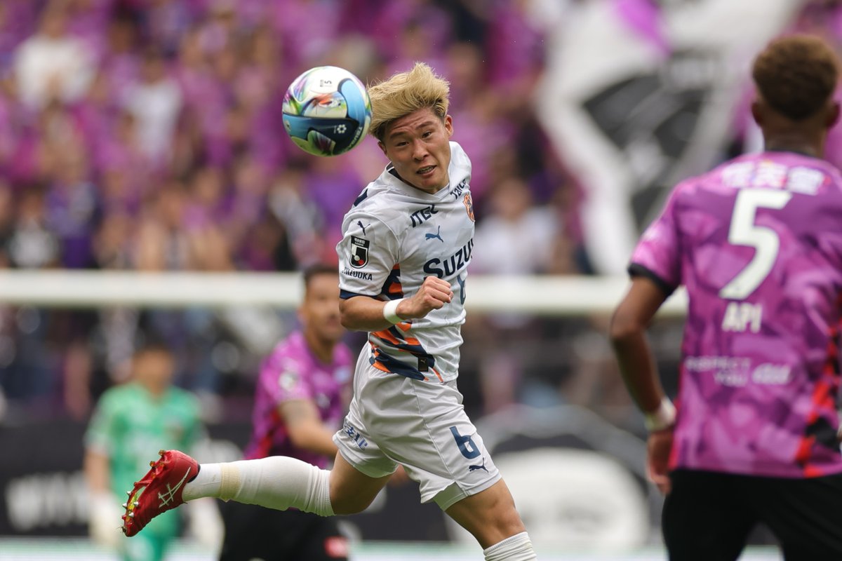 shizusports's tweet photo. #清水エスパルス は #京都サンガ に２―１で逆転勝ちしました。同点ゴールは主将の #宇野禅斗 選手。低い弾道のミドルシュートを突き刺しました。相手選手を退場に追い込む体を張ったプレーも。顔に傷を作りながら最後までチームを引っ張りました。 https://t.co/7JA2eUtZ09