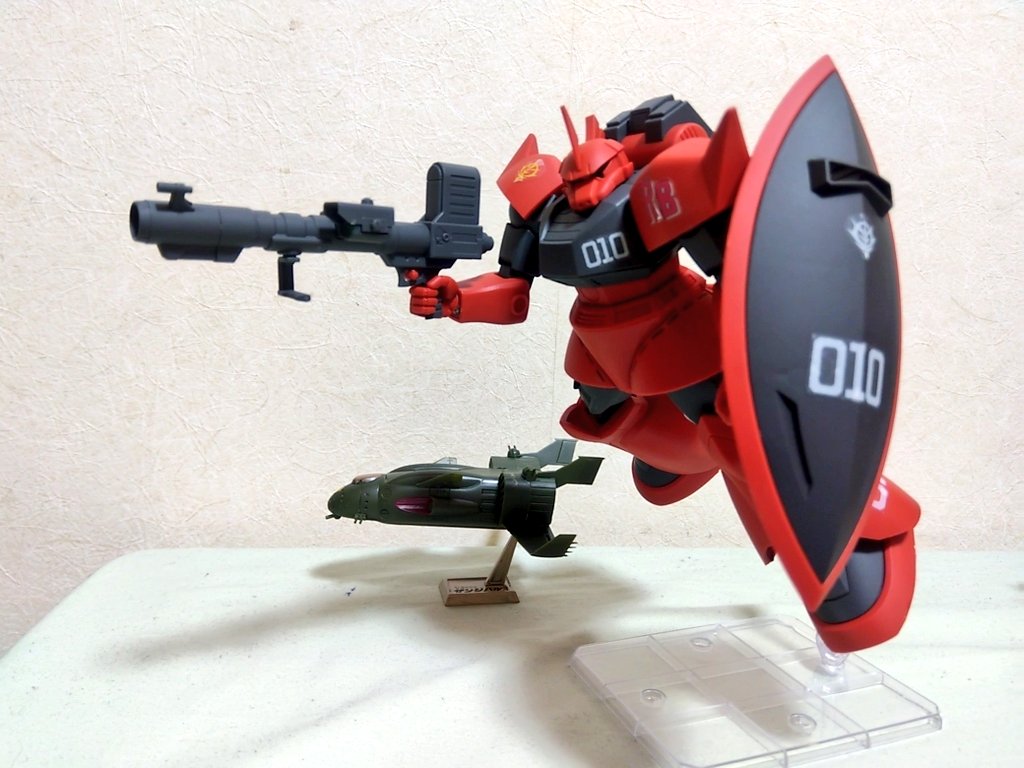 zom_p's tweet photo. HGゲルググ（ジョニー・ライデン機）と旧キット1/2400ザンジバル。ジョニー機にはキャノンパックもつけてほしかった。ゲルググキャノン手に入らんのよ... https://t.co/F4CNeo9l4c