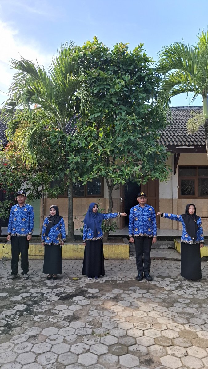sidraPTH's tweet photo. Saya pendek, tapi saya suka menjadi pengibar bendera ❤️
Semoga suatu hari nanti dapat giliran menjadi pemimpin pasukan 🌈
~tanpa latihan, tanpa persiapan apapun) https://t.co/xQp3idWqGM