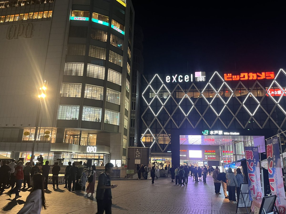 夜も路上ライブ沢山やってる。流石GW。