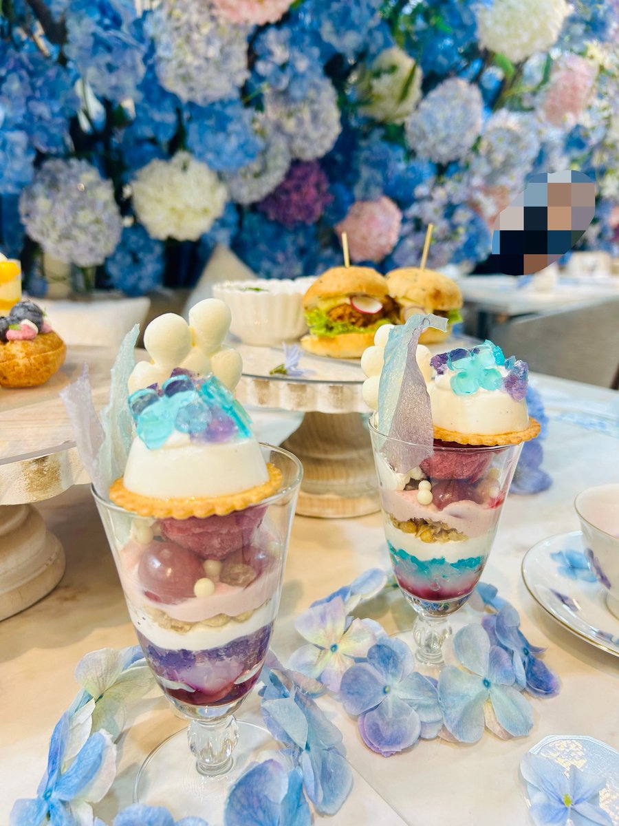 Trip_Pentagon's tweet image. おともだちのシマエナガさんと紫陽花のアフタヌーンティーにきたよ❗️
とっても映えだね🩵💙💜

#旅するペンペンズ🐧
#HAUTEAfternoonteTea
#trip🚙