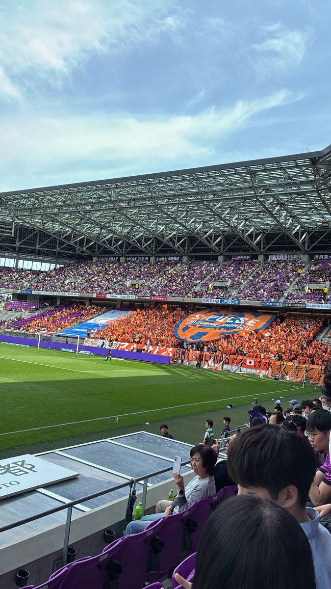km0751's tweet photo. 京都1-2清水
清水ベンチ真後ろの席で観戦。
前半は試合内容よりもベンチがどういう動きをしているか見ている方が面白かったけど、後半に2点取って逆転勝ち🍊🍊
青森山田時代から見ている宇野禅斗のゴールを見れて良き https://t.co/dSHJVsGyr0