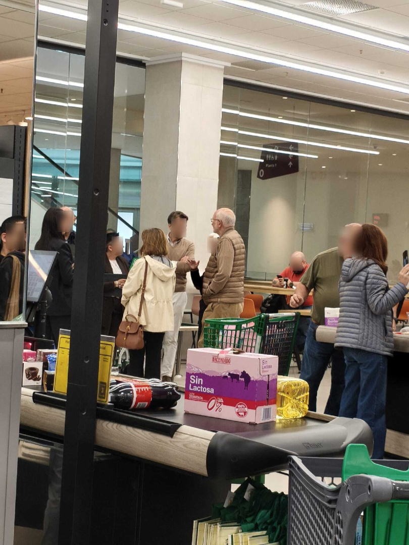 quincemil15000's tweet image. Juan Roig, el dueño de Mercadona, se ha paseado esta mañana por el supermercado coruñés de Marineda. El empresario ha aprovechado para visitar las instalaciones, así como para hablar con algunos de sus clientes. También se ha paseado por el centro comercial.

#acoruña #coruña