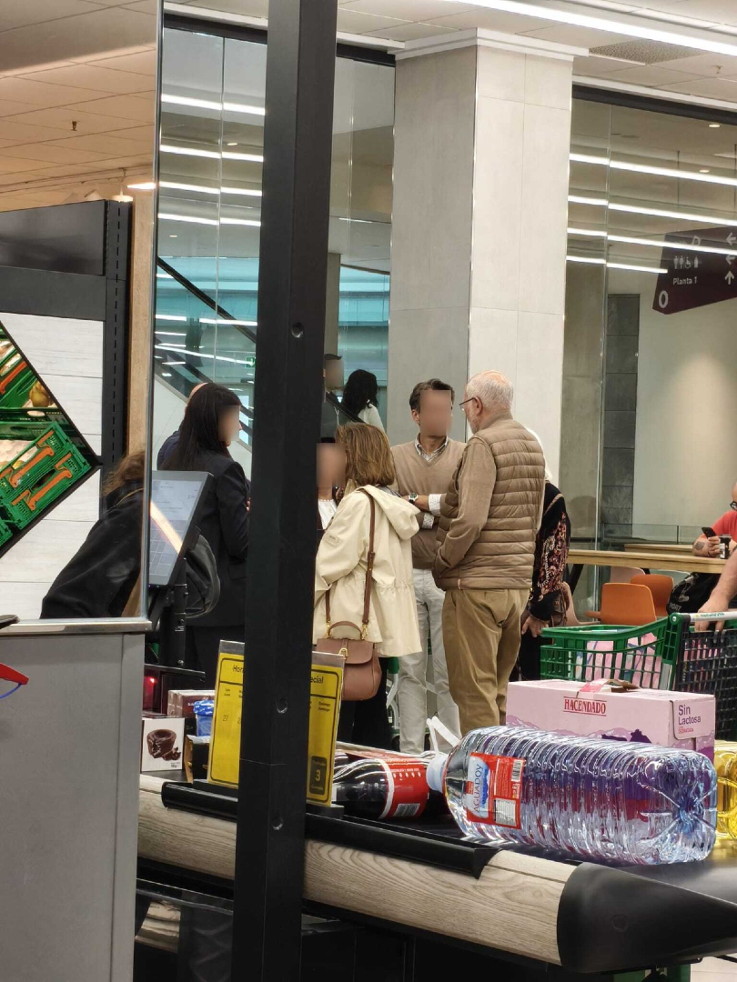 quincemil15000's tweet image. Juan Roig, el dueño de Mercadona, se ha paseado esta mañana por el supermercado coruñés de Marineda. El empresario ha aprovechado para visitar las instalaciones, así como para hablar con algunos de sus clientes. También se ha paseado por el centro comercial.

#acoruña #coruña