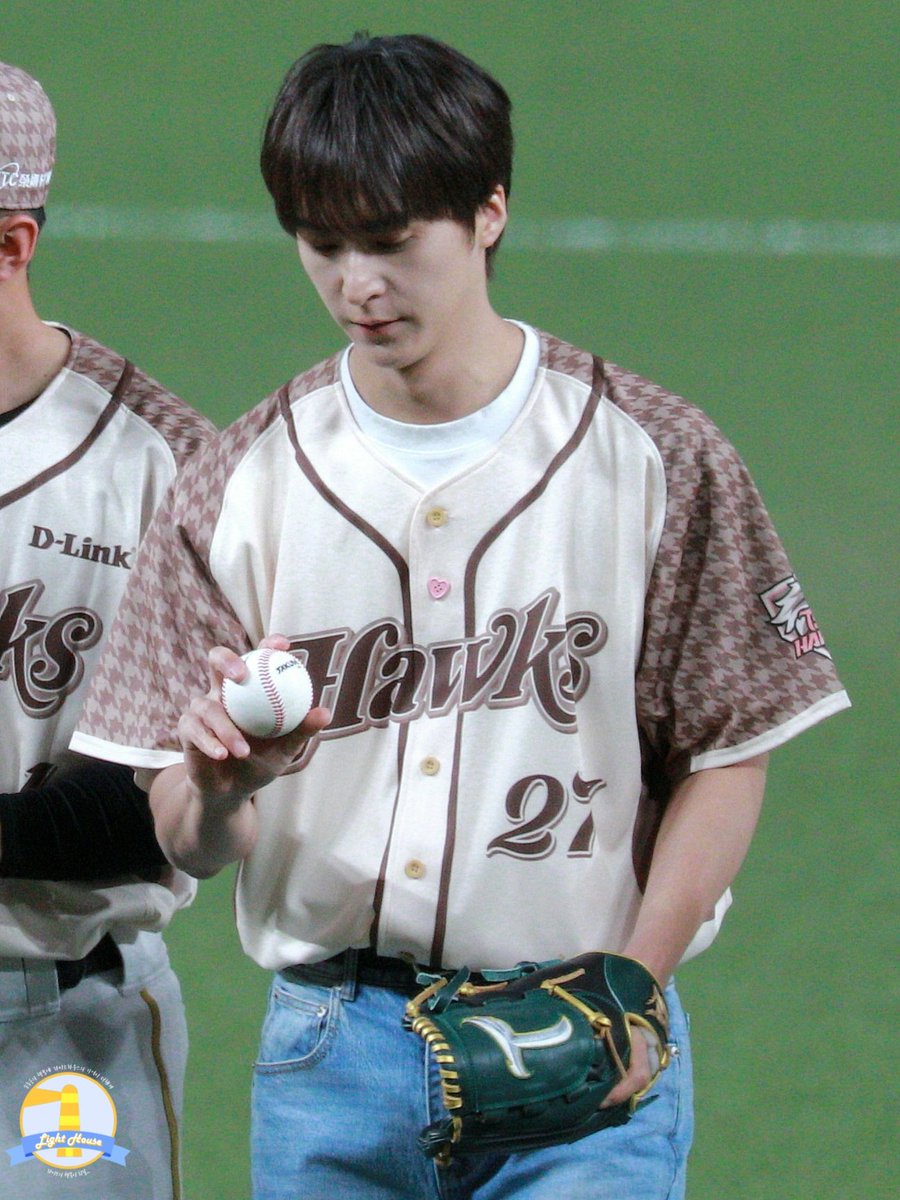 LIGHTHOUSE_66's tweet image. 260502 타이강 호크스 시구 #동운 ⚾️💜

야구공 잡는거 배워왔어 아!!!
#하이라이트 #HIGHLIGHT #비스트 #BEAST 
#손동운 #SONDONGWOON @beastdw
