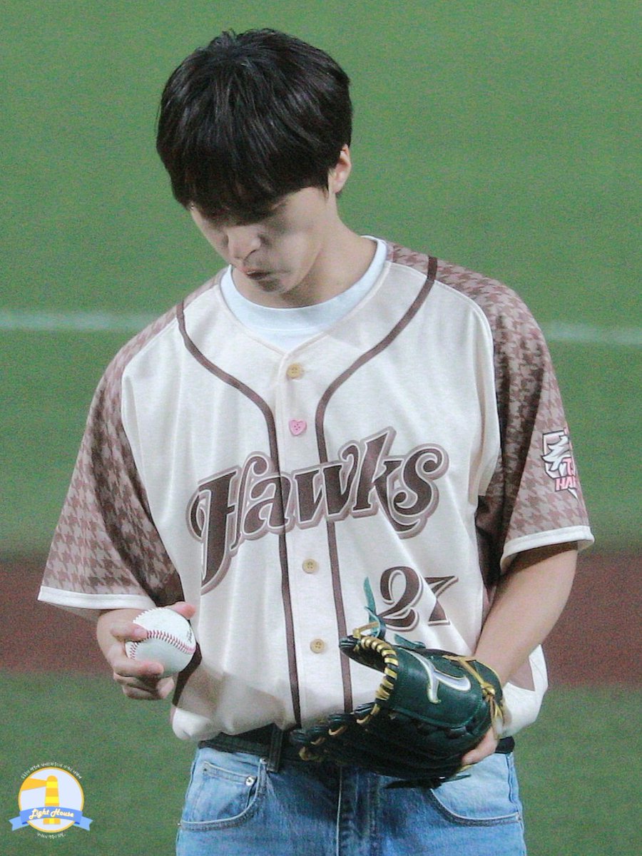 LIGHTHOUSE_66's tweet image. 260502 타이강 호크스 시구 #동운 ⚾️💜

야구공 잡는거 배워왔어 아!!!
#하이라이트 #HIGHLIGHT #비스트 #BEAST 
#손동운 #SONDONGWOON @beastdw