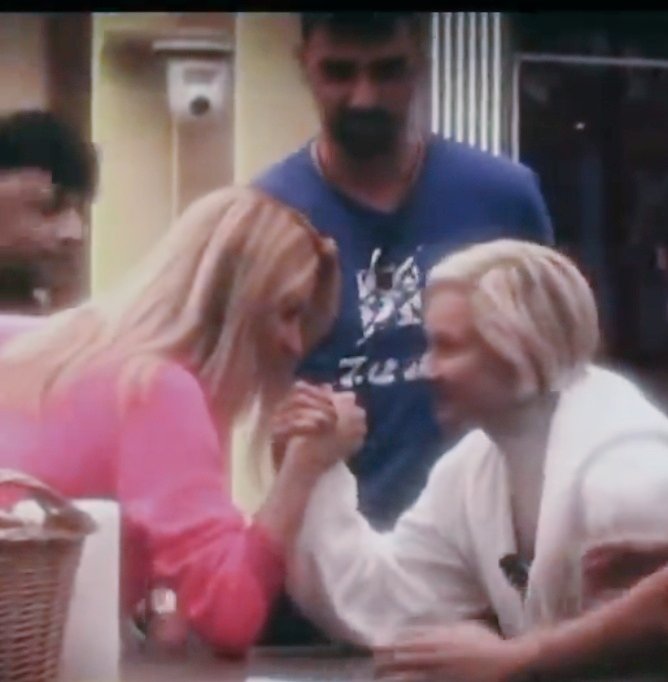 Gfvip815739051's tweet photo. Buongiorno a tutti e buon we  ⚡ UNITI SI VINCE! E NOI LO DOBBIAMO SFONDARE STO CAZZO DI TELEVOTO VOTIAMO ADRIANA A PIU NON POSSO DA APP O SMS AVANTI TUTTA! 💪❤️ #gfvip #antofox #teamelia #teamadryfox #blunico #renaters #viperelle #heleners #helevier #jonita  #solearmy #rashmer https://t.co/sWlvy7WVY9