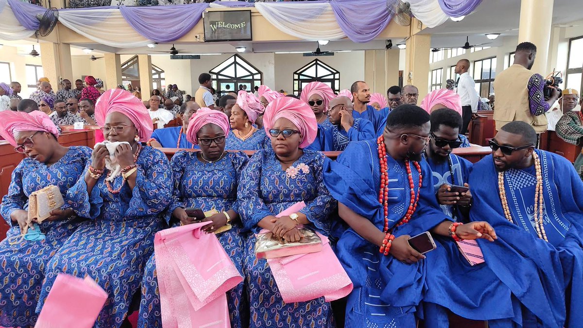 Mautiin01's tweet photo. PHOTOS: Governor Babajide Sanwo-Olu, dignitaries at the funeral service of Late Akran of Badagry, Aholu Menu Toyi 1 👑 https://t.co/LYl9kiDguL