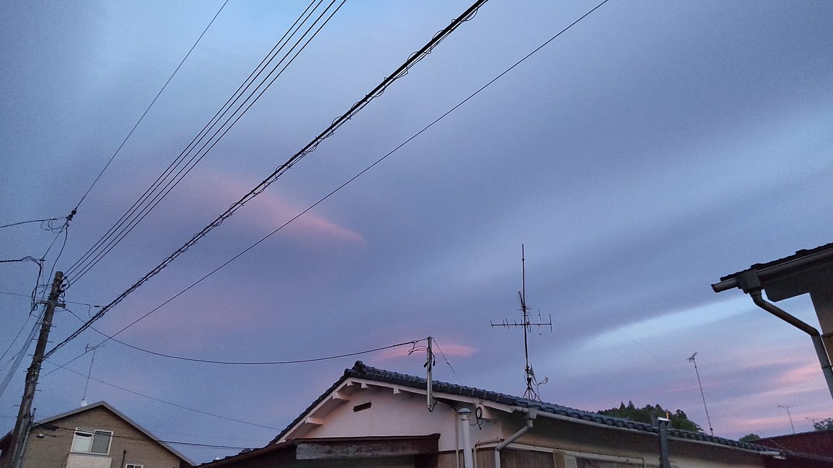南のピンク色の空→
