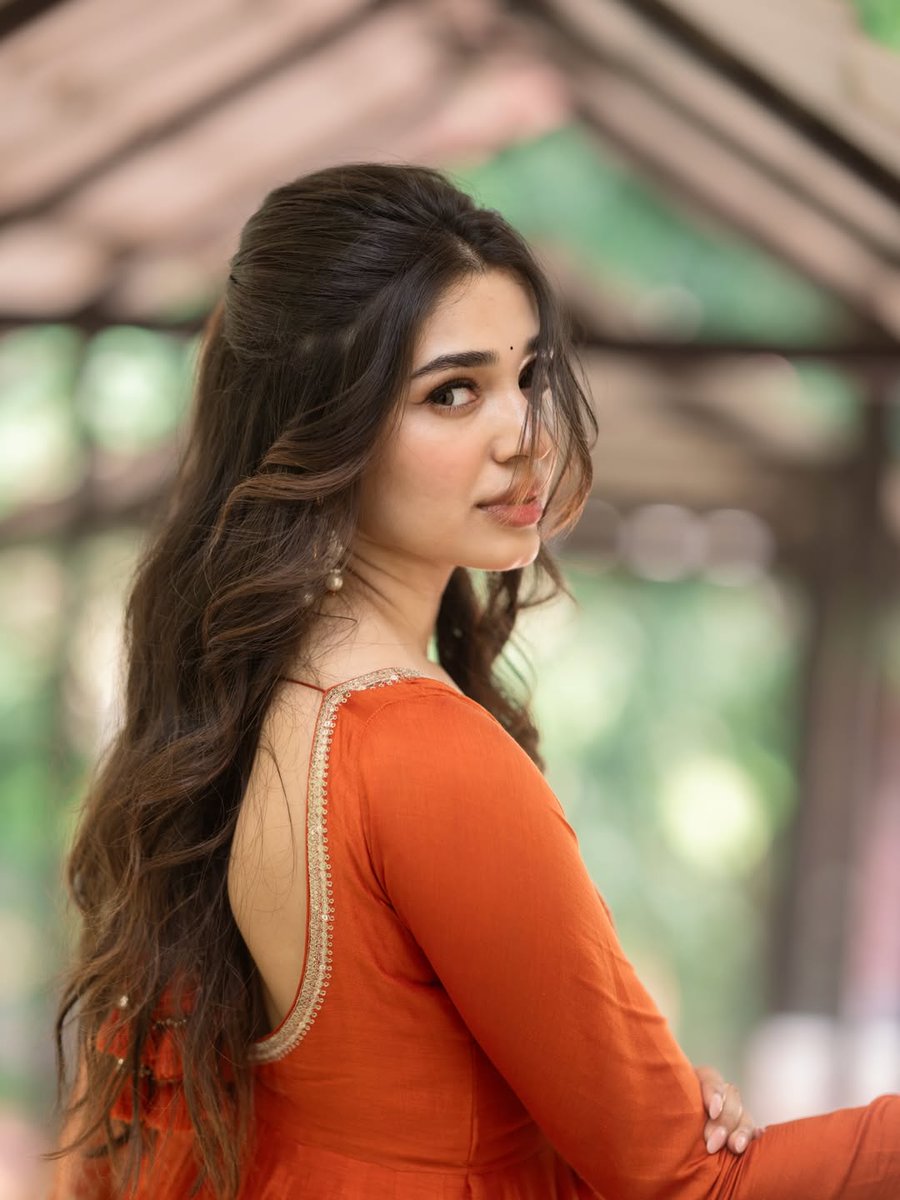 telugufilmnagar's tweet photo. Subtle style and stunning allure, @IamKrithiShetty radiates pure grace in every frame!🧡 💫

#KrithiShetty #TeluguFilmNagar https://t.co/XJpS882Ecp