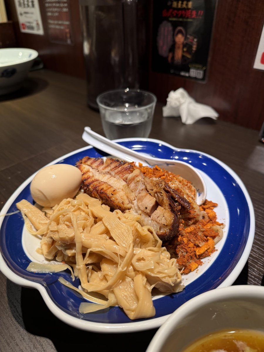 rer0ck's tweet photo. ロー麺にチャーシューと半熟卵を添えて🍜 思い切り麺をすすって、お肉もぱくぱく食べちゃう😋 晩ご飯ってこんな風にお腹いっぱいリラックスして食べるのが一番幸せだね💛 https://t.co/QvPQdXcYvF