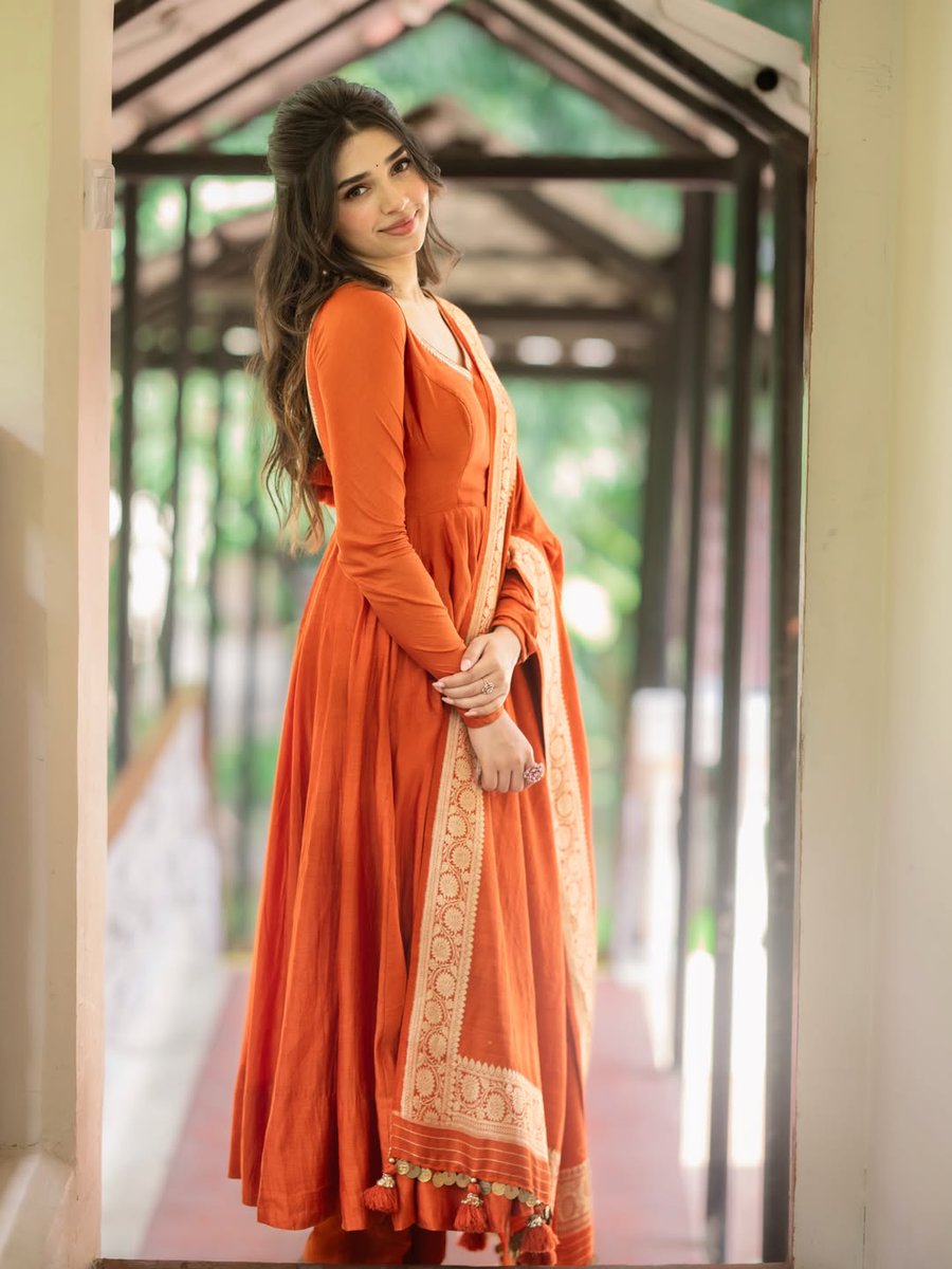 telugufilmnagar's tweet photo. Subtle style and stunning allure, @IamKrithiShetty radiates pure grace in every frame!🧡 💫

#KrithiShetty #TeluguFilmNagar https://t.co/XJpS882Ecp