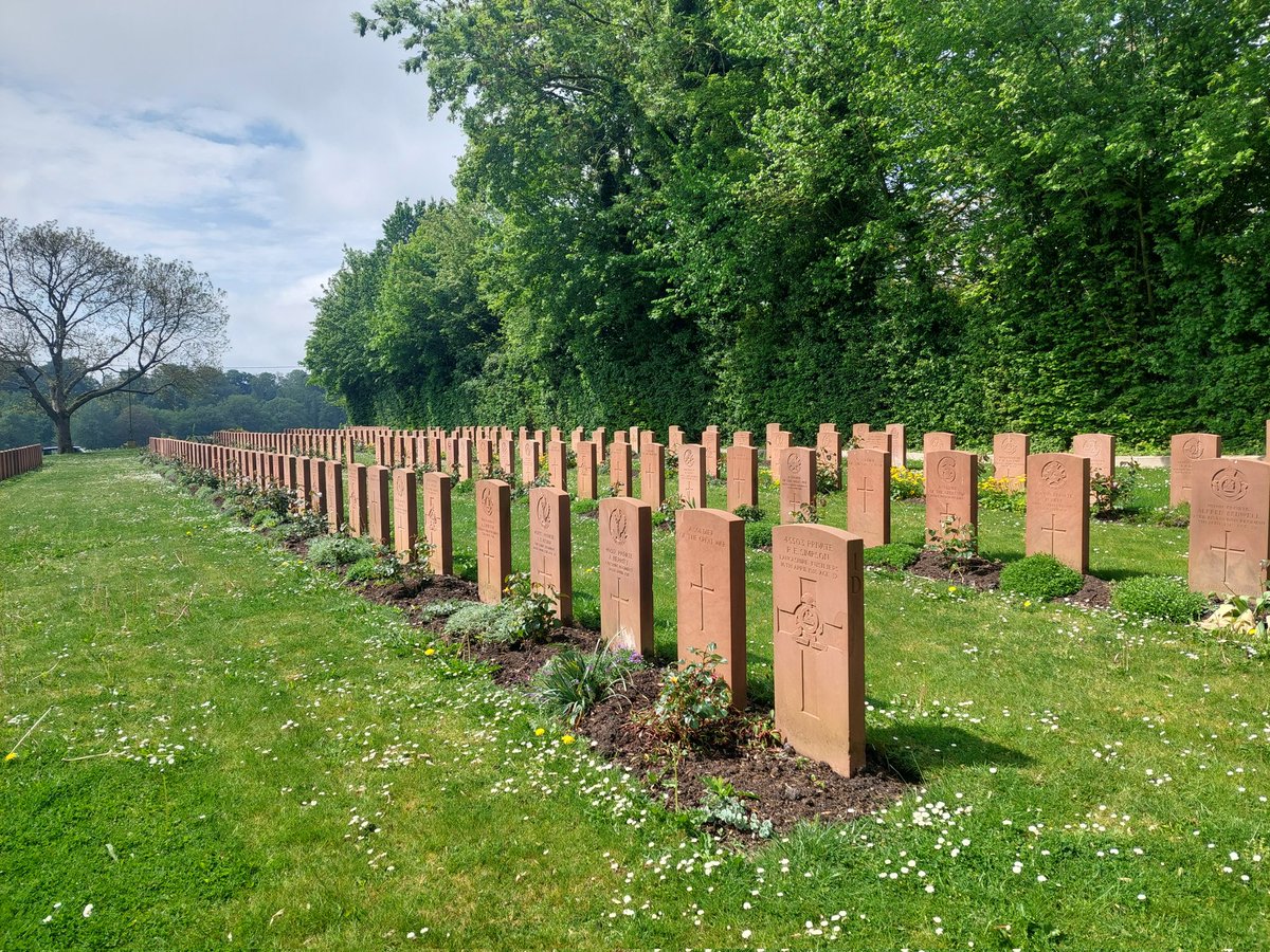 MGBTours's tweet photo. @SommePhantom Martinsart British Cemetery....headstones, good, planting, good, grass....a weed patch. https://t.co/hl2Vy1Zs4x