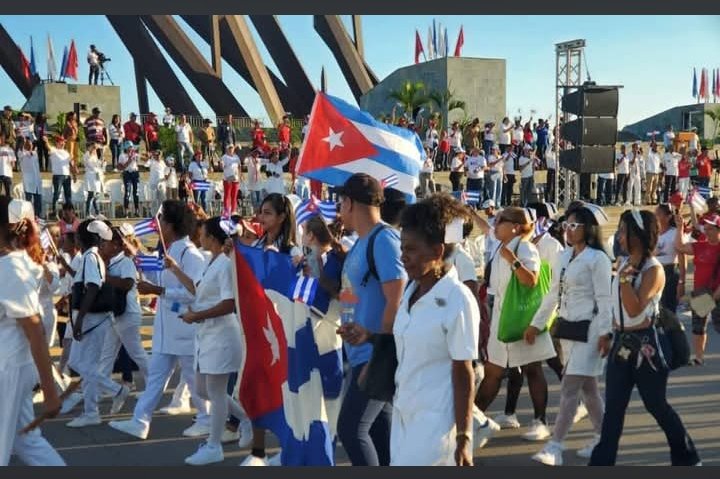 En Cuba  ayer en cada rincón  el sector de la salud marcho con el alma en alto. No solo llevamos batas, llevamos historia, sacrificio alegría   y amor por nuestro país. En este Primero de Mayo, latio en cada paso el compromiso de sanar, de cuidar y de defender la vida como obra