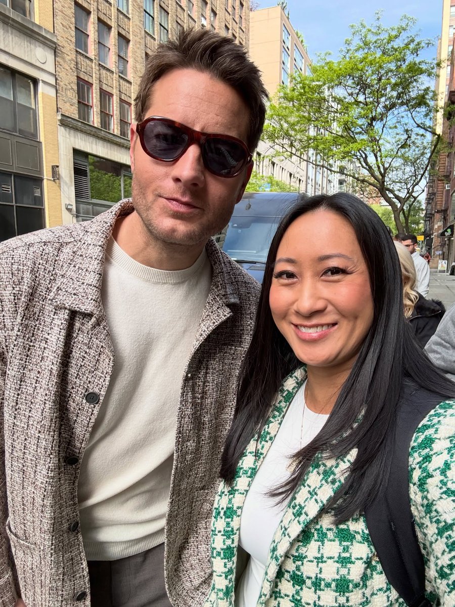 Huesario's tweet image. #repost @spottedbyserena So clearly stoked to meet Justin Hartley who I’ve been a fan of since he was in Passions!! (Remember Timmy and Tabitha??) Anyway, he’s super nice and also 🔥🔥🔥
#justinhartley #tracker #foxcrane #thisisus #greenarrow  #smallville instagram.com/p/DXxPwwAjs9c/…