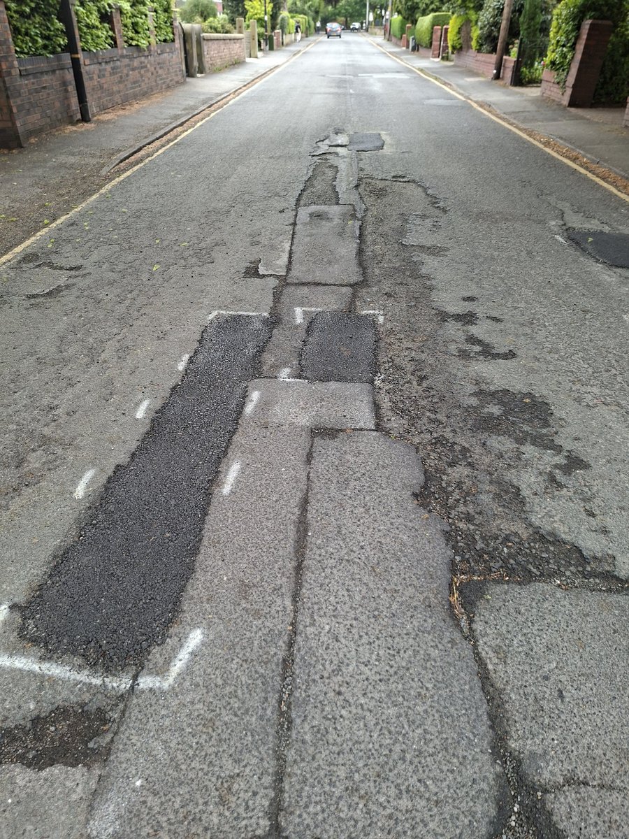 moonhead444's tweet photo. @BenHartleyAOM  @TraffordCouncil I know that Trafford is stretched for funds, and should be grateful that 4 of the 7 or 8 potholes have had attention on Park Road but putting down rocks that aren't sealed and can be removed by your finger seems like a waste of time and money https://t.co/tjW2ITjJZH