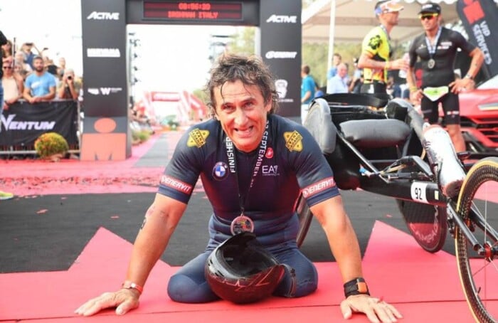Bene_Fabry's tweet photo. Onorato di averti incontrato, anche solo per pochi minuti. Alex Zanardi simbolo di resilienza: ha trasformato ogni difficoltà in possibilità. La sua storia continuerà a ispirare chi non si arrende mai. #AlexZanardi https://t.co/6cxeJdP4GE