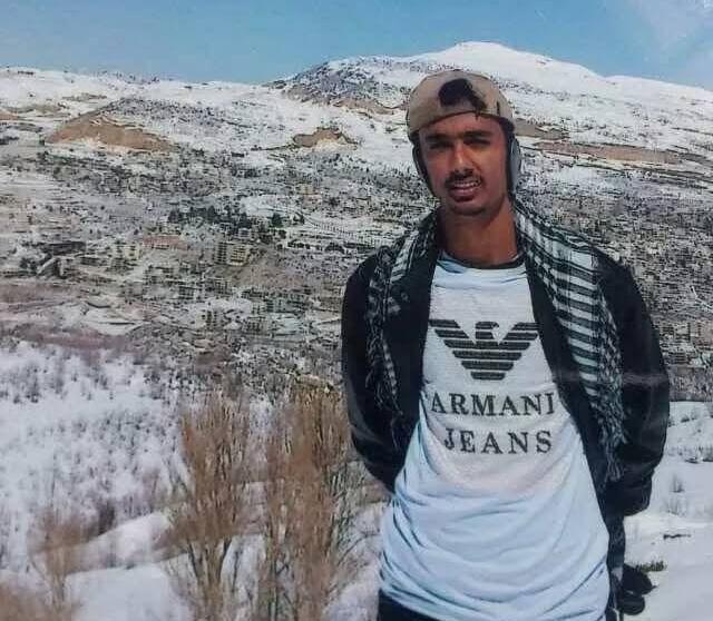 من الأرشيف…

صورة تُظهر القيادي في المجلس الانتقالي أصيل بن رشيد (الذي تمرد مؤخرًا)، التُقطت في جبال لبنان عام 2007م، خلال مشاركته مع مجموعات من عناصر الحراك الجنوبي المرتبطة بكلٍ من عيدروس الزبيدي وأبو علي الحضرمي، حيث تلقوا دورات عسكرية وتثقيفية على يد عناصر من حزب الله.
