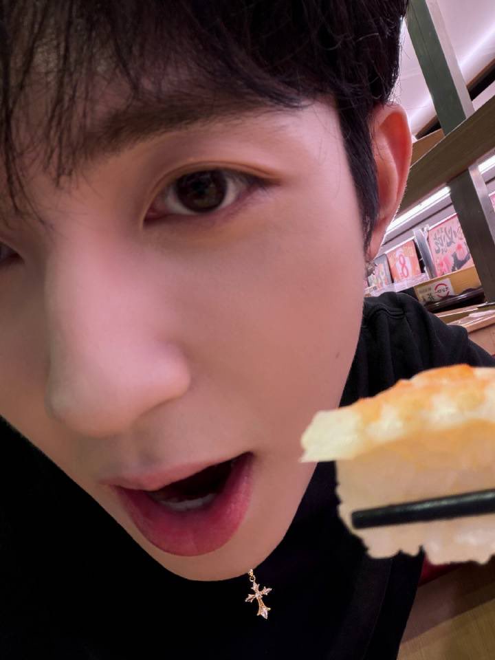 dongdong_th's tweet photo. [📷] DongDong’s Weibo &amp; IG Update

{02052026}
[3]
💬Post and Weibo comment 
DD : ผมรักซูชิ

#DONGDONG #RaceBace_DONGDONG 
#DongJiexiang #东诘翔 #RaceBace #RGB_Plan https://t.co/CMLhoX4TAM