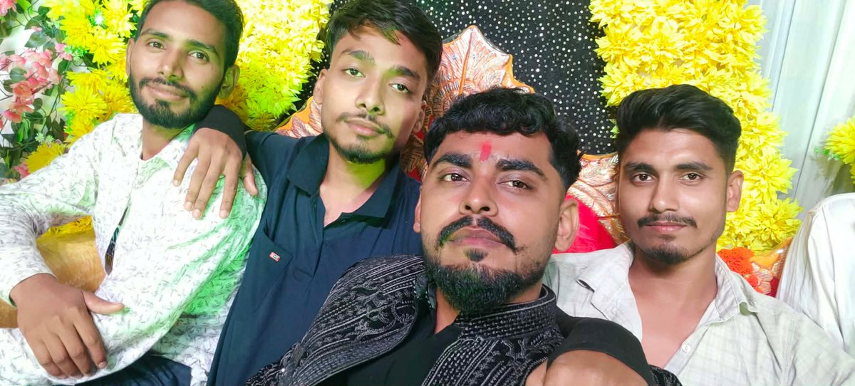 BguVivekkumar's tweet photo. अपने पैतृक गांव में मित्र बिट्टू जायसवाल की बहन की शादी में शामिल होकर बेहद खुशी हुई।
साथियों के साथ यादगार पल बिताए।
✨ गांव की मिट्टी और अपनेपन का साथ—यही असली आनंद।
📍जहां समस्या, वहां विवेक साहू
#VillageVibes #ShaadiMood #HappyMoments https://t.co/8BljTcwxQU