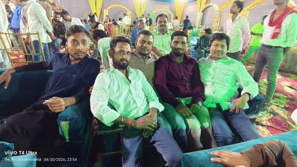 BguVivekkumar's tweet photo. अपने पैतृक गांव में मित्र बिट्टू जायसवाल की बहन की शादी में शामिल होकर बेहद खुशी हुई।
साथियों के साथ यादगार पल बिताए।
✨ गांव की मिट्टी और अपनेपन का साथ—यही असली आनंद।
📍जहां समस्या, वहां विवेक साहू
#VillageVibes #ShaadiMood #HappyMoments https://t.co/8BljTcwxQU