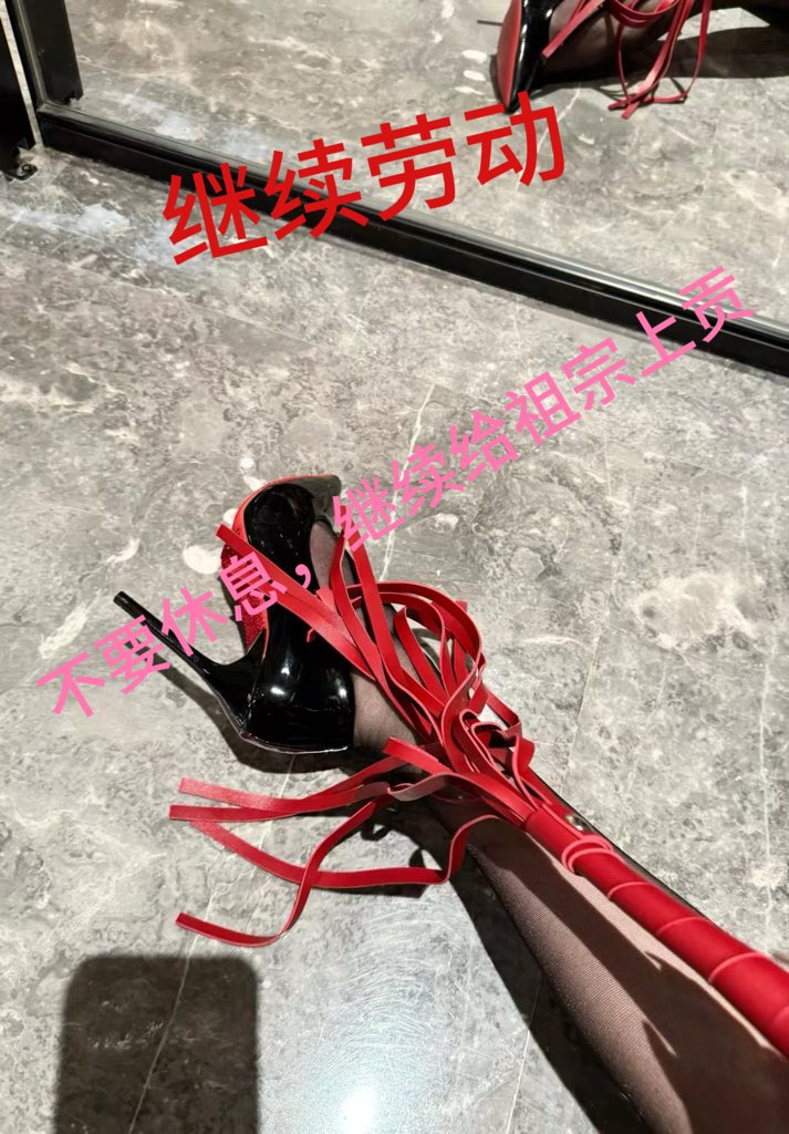 Jay2vqh's tweet photo. 看到你亲妈祖宗的脚，只能隔着屏幕视奸小雨大人对吧？哈哈哈哈，一群傻逼贱奴只能隔着屏幕打飞机 #ATM #贱狗 #贡奴 #贱货 #榨干 #无脑狗 #绿帽奴 #主人 #女权至上 https://t.co/Buk563Pvqf