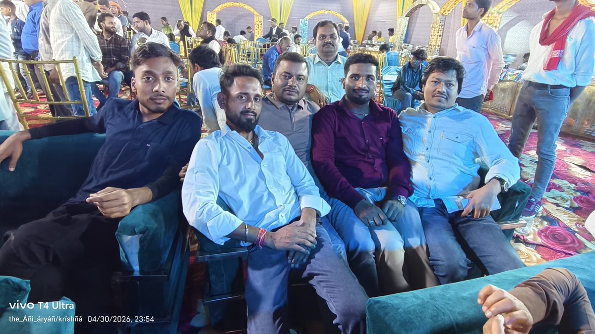 BguVivekkumar's tweet photo. अपने पैतृक गांव में मित्र बिट्टू जायसवाल की बहन की शादी में शामिल होकर बेहद खुशी हुई।
साथियों के साथ यादगार पल बिताए।
✨ गांव की मिट्टी और अपनेपन का साथ—यही असली आनंद।
📍जहां समस्या, वहां विवेक साहू
#VillageVibes #ShaadiMood #HappyMoments https://t.co/8BljTcwxQU