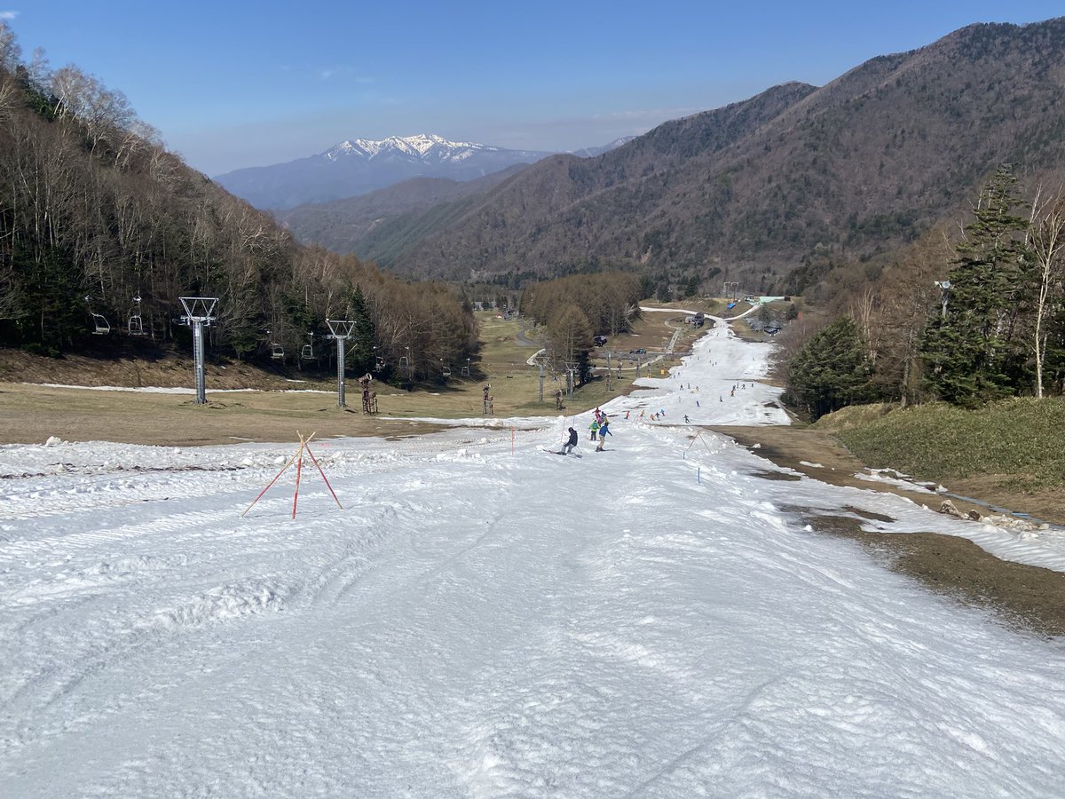 snow_monkey1440's tweet photo. 2025-2026シーズン30日目🎿
コース幅の狭いボトルネックのところがコブに笑
ピッチも大きさもバラバラの天然コブだけど、整理体操にはちょうど良かった。
これにてシーズンアウト🥺 https://t.co/f2adRG3CkH