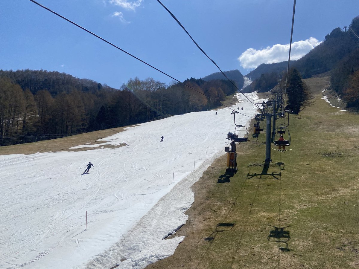 snow_monkey1440's tweet photo. 2025-2026シーズン30日目🎿
コース幅の狭いボトルネックのところがコブに笑
ピッチも大きさもバラバラの天然コブだけど、整理体操にはちょうど良かった。
これにてシーズンアウト🥺 https://t.co/f2adRG3CkH
