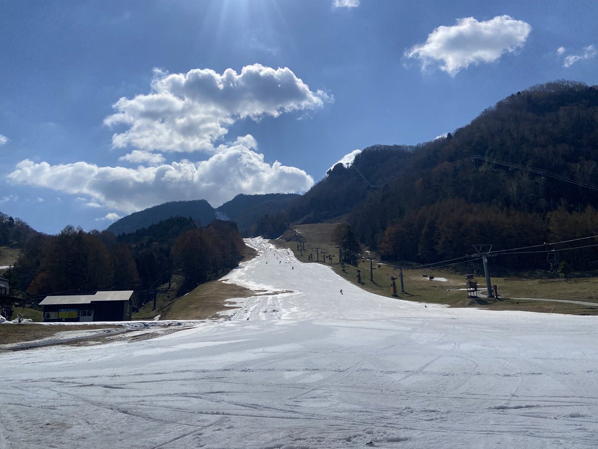 snow_monkey1440's tweet photo. 2025-2026シーズン30日目🎿
コース幅の狭いボトルネックのところがコブに笑
ピッチも大きさもバラバラの天然コブだけど、整理体操にはちょうど良かった。
これにてシーズンアウト🥺 https://t.co/f2adRG3CkH