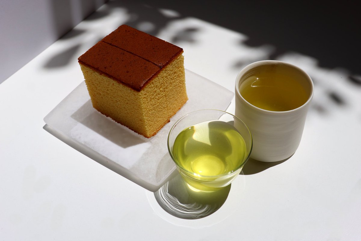 chabankyougen's tweet photo. 富士山まる茂茶園「2026新茶」
文明堂「おやつカステラ」

今日は新茶を飲みます。やはり新茶のフレッシュさはいいですね。自然光で写真を撮りたくて猫の額ほどのベランダにテーブルを出してお茶にしました。本当に狭く、優雅さとはかけ離れていますが分相応って事です。

本日もお疲れ様でした。 https://t.co/hrgaMBIEsy