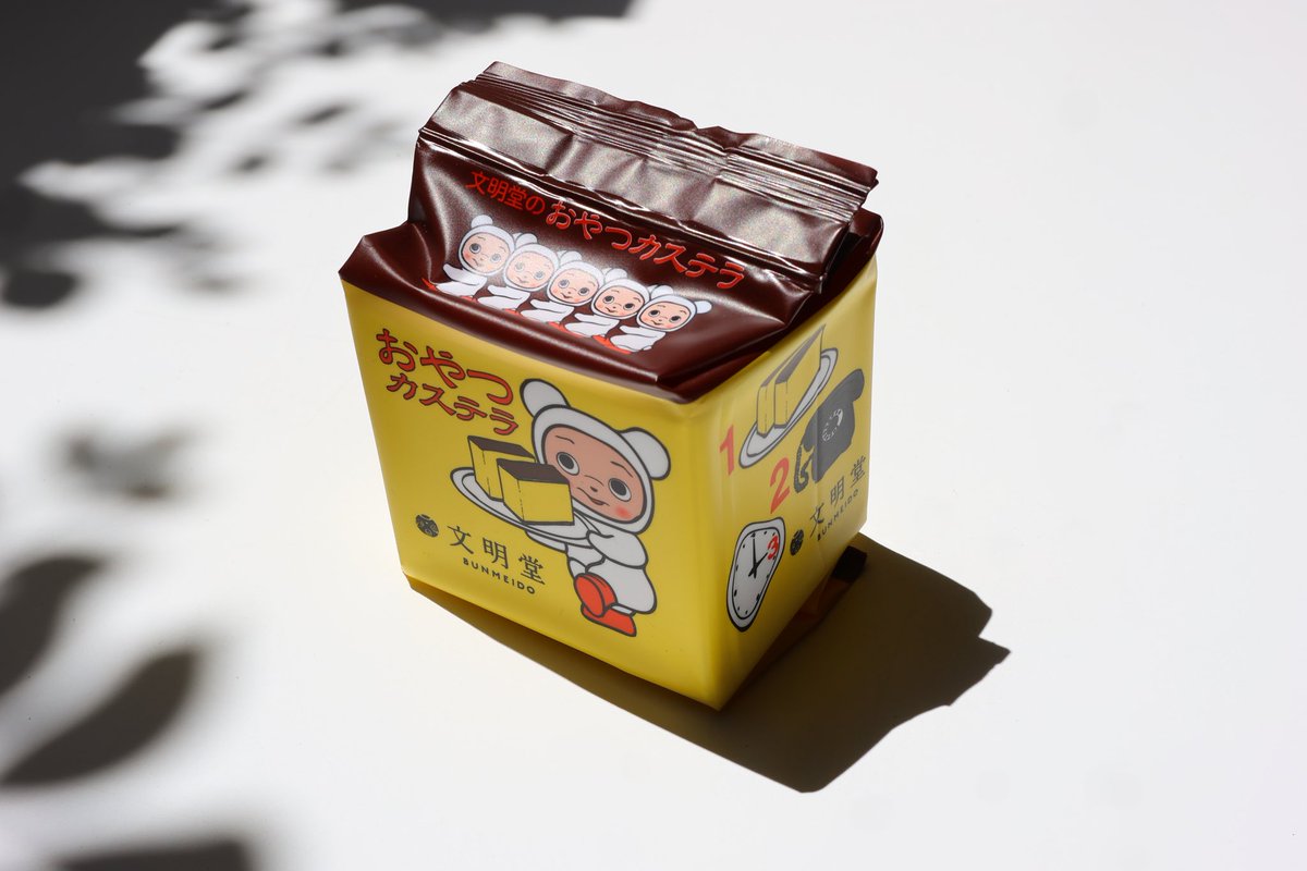 chabankyougen's tweet photo. 富士山まる茂茶園「2026新茶」
文明堂「おやつカステラ」

今日は新茶を飲みます。やはり新茶のフレッシュさはいいですね。自然光で写真を撮りたくて猫の額ほどのベランダにテーブルを出してお茶にしました。本当に狭く、優雅さとはかけ離れていますが分相応って事です。

本日もお疲れ様でした。 https://t.co/hrgaMBIEsy