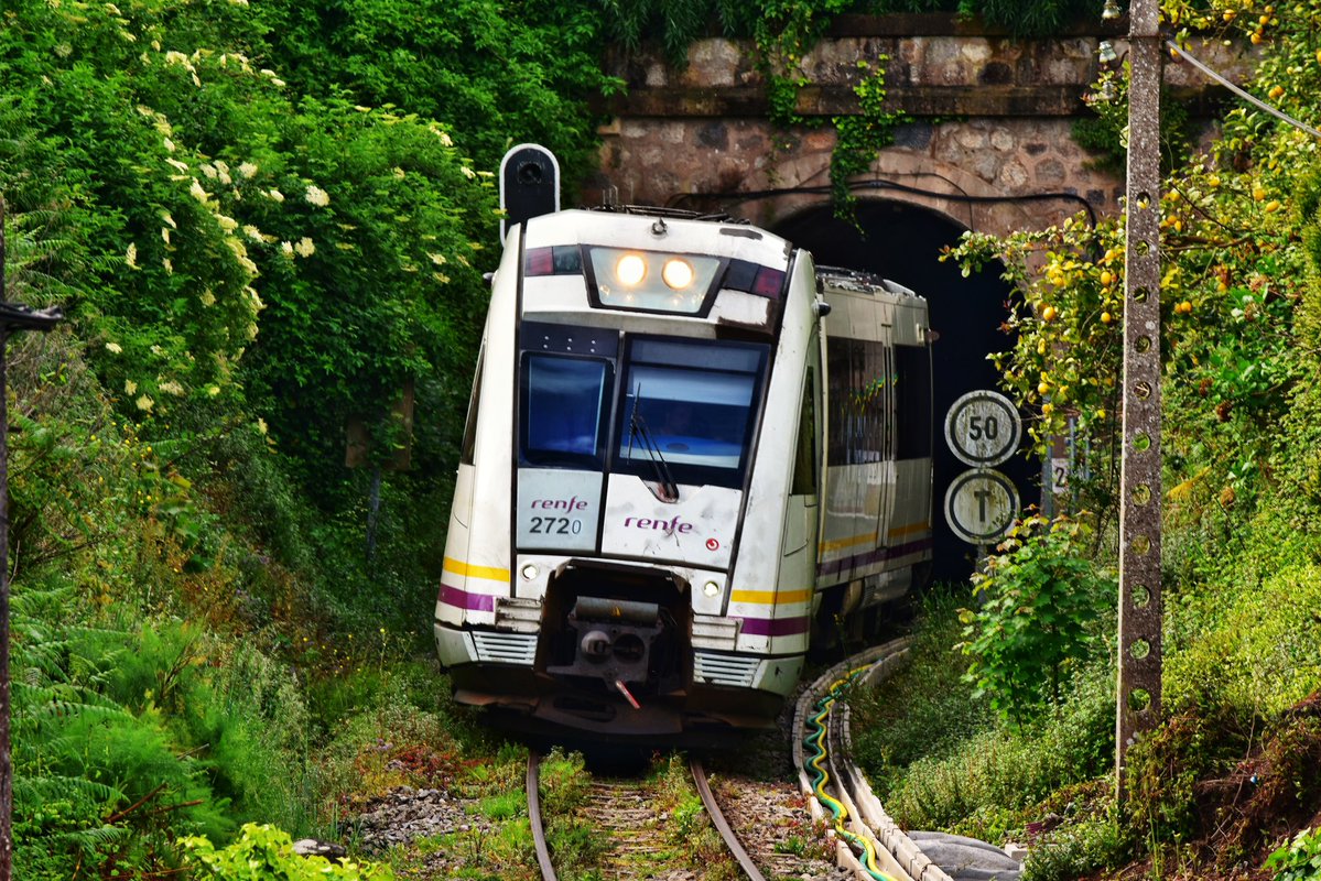 De nuevo, la 2719-2720 con la librea de Renfe FEVE entrando a Viveiro-Apeadoiro