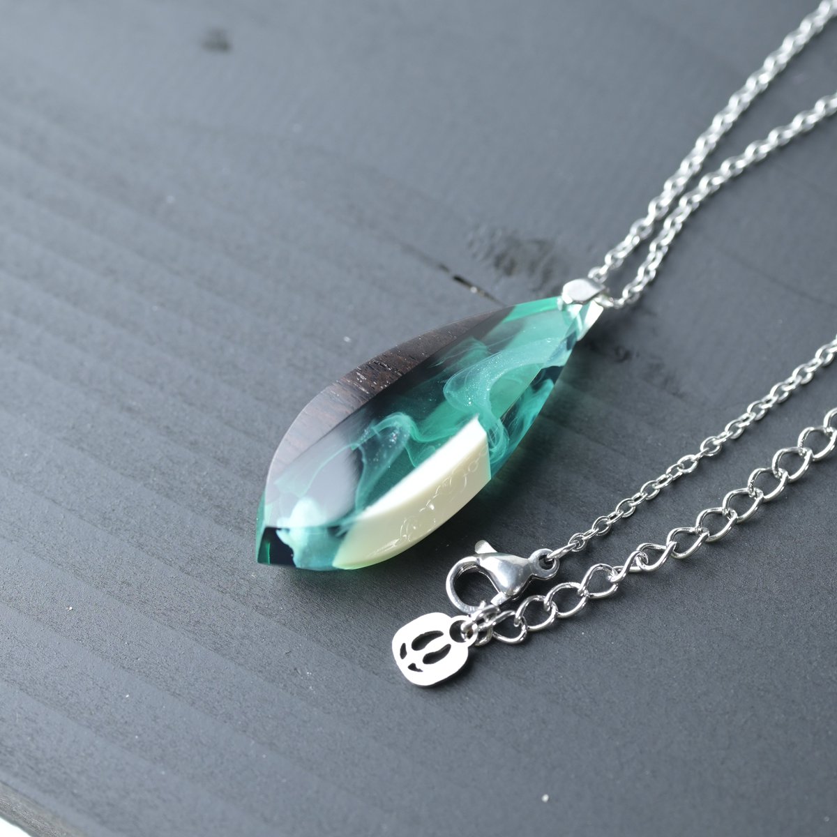 Archive born necklace 骨 ネックレス vイノシシ牙 イノシシの牙を使ったネックレス 右下の白い部分が牙です 山口県は周防