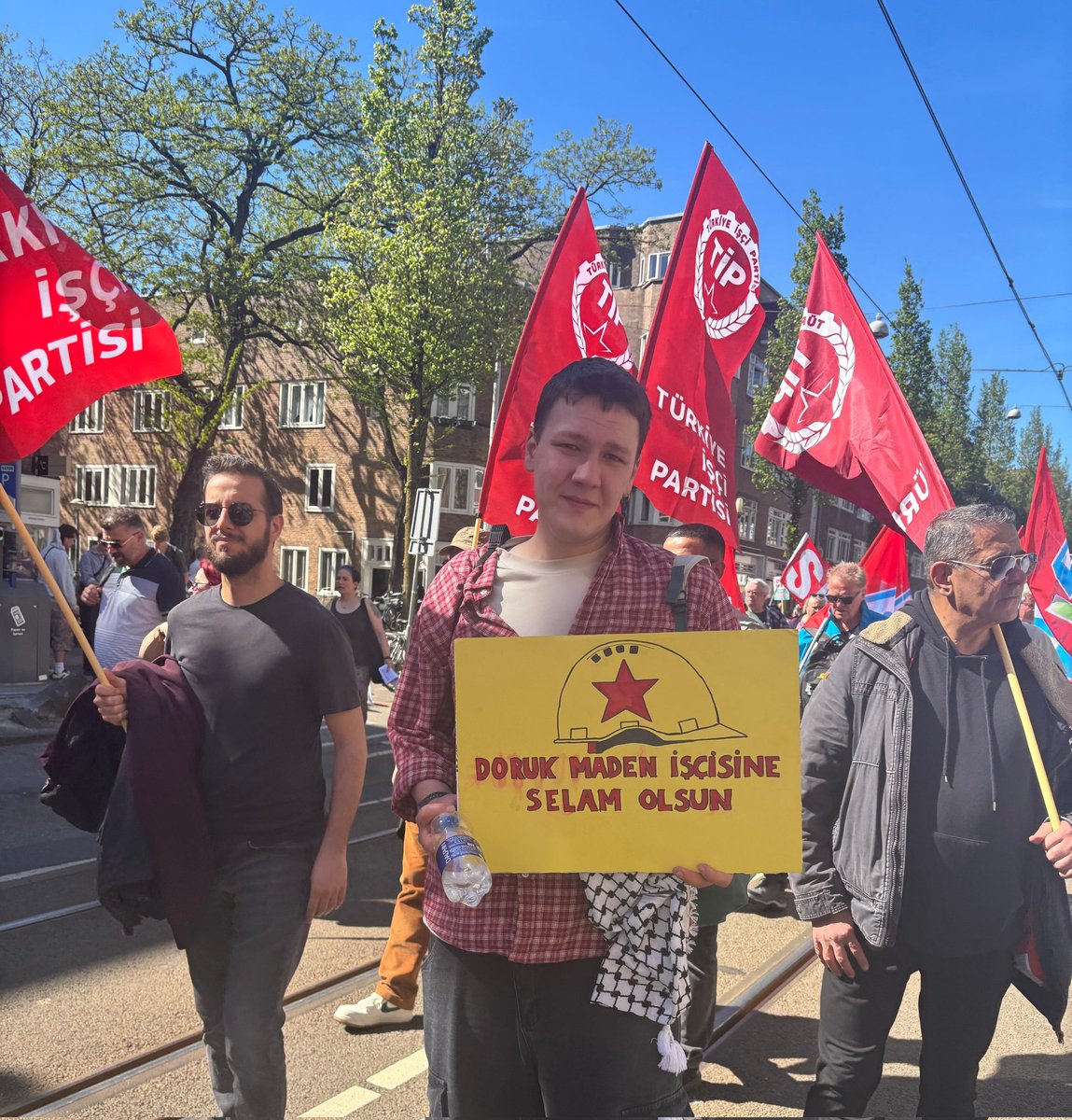 tipnederland's tweet photo. 1 Mayıs İşçi Bayramımız için Amsterdam'da, binlerce emekçi dostumuzla birlikte emeğimizin söz hakkı için bir araya geldik. Bu dünyanın bizim olduğunu; sermayenin dayattığı kara düzene, sömürüye, savaşlara boyun eğmeyeceğimizi bir kez daha yüksek sesle vurguladık. 

Yaşasın 1 Mayıs! Yaşasın emekçilerin haklı mücadelesi!

On May 1st, International Workers’ Day, we came together in Amsterdam with thousands of fellow workers to stand up for our right to have a say over our labor. We once again raised our voices to declare that this world belongs to us, and that we will not bow to the dark order imposed by capital, exploitation, and war.

Long live May 1st! Long live the struggle of the working people!
                 https://t.co/JAoVBueZJq
