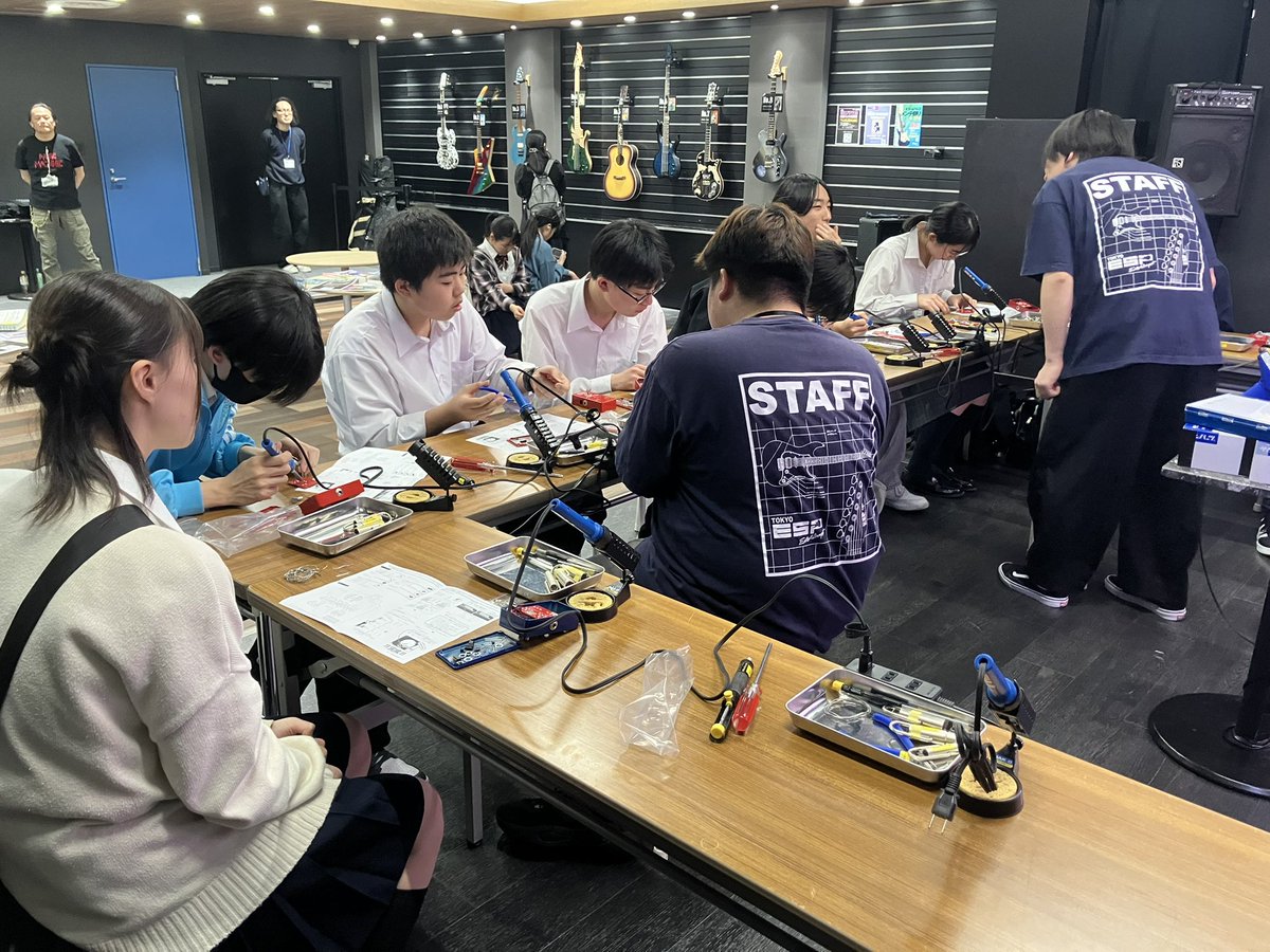 ESPinformation's tweet photo. 東京お茶の水のESP GROOVE LOUNGE TOKYOでGUITAR CRAFT PARKを開催しました🎸

エフェクター製作ワークショップや学生作品の展示などなど、ギタークラフトの楽しさてんこ盛りの一日になりました😆

みなさん来場いただきありがとうございました‼️
次は高田馬場のオープンキャンパスでお会いしましょう✌️

#esp学園 #ギタークラフト #espguitars #ギタークラフト科