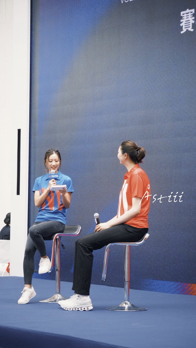 OfcsYuan's tweet photo. Glad to see you in such a good state 🧡
At today’s VNL-HK fan-meeting event 

📸astiiiccckk (ig) https://t.co/TPXN2bJJmg
