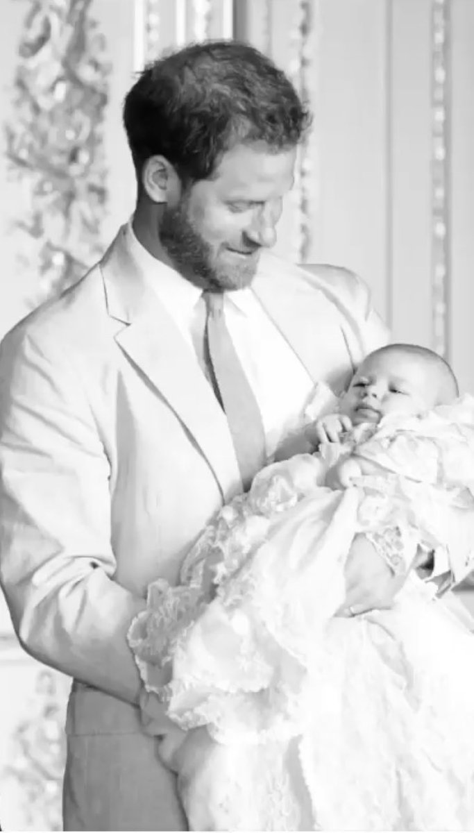 Marghan8's tweet image. Man, time flies, feels like yesterday when #PrinceHarry was announcing #PrinceArchie birth to the 🌎 and accepting congratulations from the horses. Now our sweet little fella is turning 7.