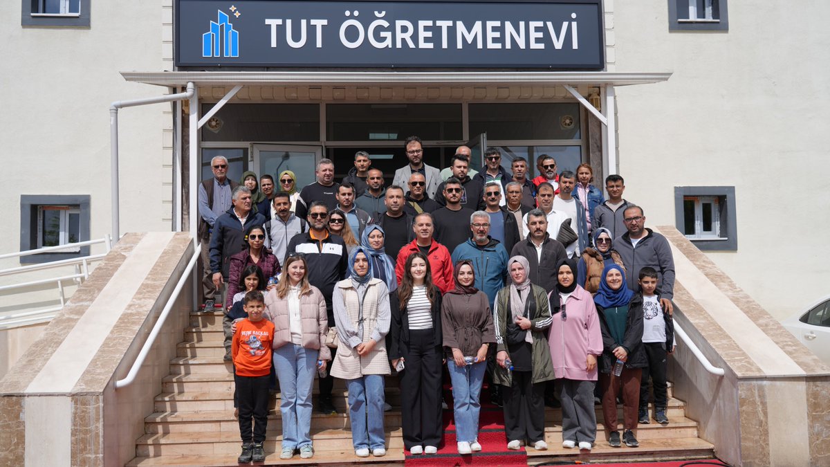 adiyamanmem's tweet photo. 🌿 Maarif Ailemizin Geleneksel Buluşması: Tut’ta Doğayla İç İçe Bir Gün

İl Millî Eğitim Müdürlüğümüz tarafından geleneksel hâle getirilen Doğa Yürüyüşü Etkinliği, bu kez Tut ilçemizin doğal güzellikleri eşliğinde gerçekleştirildi. 💚

Etkinliğe, İl Millî Eğitim Müdürümüz Sayın Ali Tosun, Tut İlçe Millî Eğitim Müdürü Muharrem Aytekin, öğretmenlerimiz ve aileleri katılım sağladı.

Doğanın huzur veren atmosferinde gerçekleştirilen yürüyüşte katılımcılar, hem keyifli hem de sağlıklı bir gün geçirme imkânı bulurken; eğitim-öğretim süreçleri dışında da bir araya gelerek birlik, beraberlik ve dayanışma ruhunu pekiştirdi. 🌳

Yürüyüşün ardından Tut Öğretmenevi’nde düzenlenen kahvaltı programı, samimi sohbetlere ve meslektaş dayanışmasına zemin hazırladı. 🌞

İl Millî Eğitim Müdürlüğü olarak, eğitim camiamızın moral ve motivasyonunu güçlendiren ve doğayla bağ kurmayı teşvik eden bu tür etkinliklerin artarak devam etmesini diliyor; katılım sağlayan tüm öğretmenlerimize teşekkür ediyoruz.

Birlikte yürüdük, birlikte nefes aldık, birlikte güçlendik. 🌱